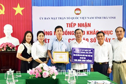 Ủy ban MTTQ Việt Nam tỉnh Trà Vinh tiếp nhận tiền ủng hộ đồng bào bị thiệt hại do cơn bão số 3 gây ra