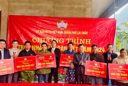 Ủy ban Mặt trận Tổ quốc thành phố Lai Châu trao nhà đại đoàn kết năm 2024