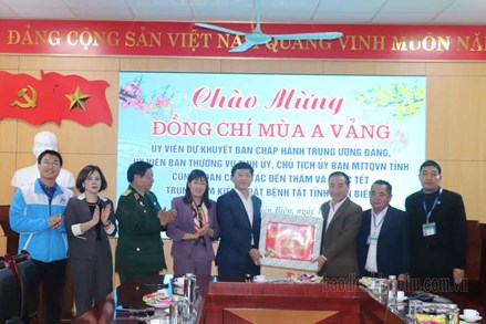 Lãnh đạo Ủy ban MTTQ tỉnh Điện Biên thăm, tặng quà Tết một số đơn vị trên địa bàn TP. Điện Biên Phủ