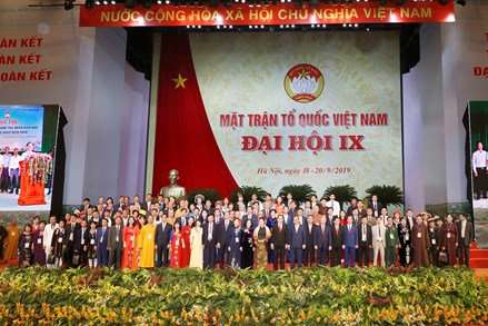 Chùm ảnh lãnh đạo Đảng, Nhà nước, MTTQ Việt Nam chụp ảnh lưu niệm với các Đoàn tại Đại hội đại biểu toàn quốc MTTQ Việt Nam lần thứ IX