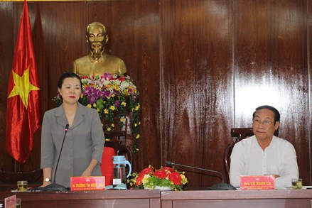 Phó Chủ tịch Trương Thị Ngọc Ánh kiểm tra việc lấy ý kiến người dân về xây dựng NTM ở Quảng Nam