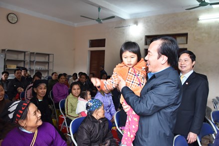 Phó Chủ tịch Ngô Sách Thực tặng quà Tết tại Tuyên Quang