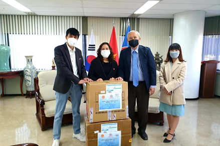 VKBIA và VKEIA tặng khẩu trang cho cộng đồng người Việt Nam tại Hàn Quốc