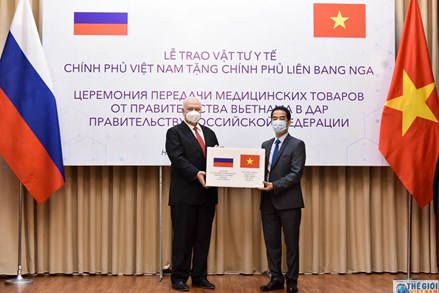 Việt Nam trao 150.000 khẩu trang hỗ trợ Nga phòng chống Covid-19 