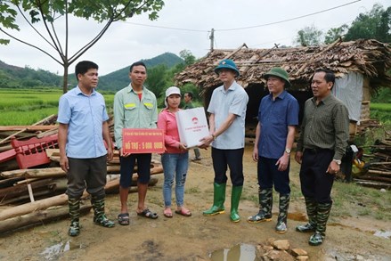 Mặt trận thăm hỏi, tặng quà các gia đình bị thiệt hại do giông lốc tại Phú Thọ