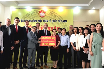 Phó Chủ tịch Trương Thị Ngọc Ánh tiếp nhận 100.000 USD ủng hộ phòng, chống dịch