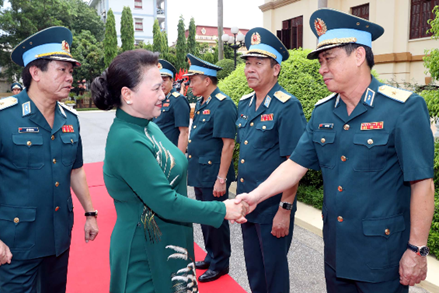 Chủ tịch Quốc hội Nguyễn Thị Kim Ngân thăm và làm việc với Quân chủng Phòng không - Không quân 