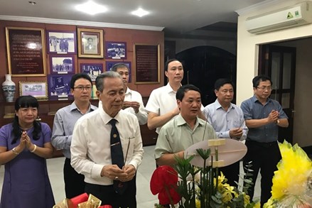 Phó Chủ tịch - Tổng Thư ký Hầu A Lềnh dâng hương tưởng niệm Luật sư Nguyễn Hữu Thọ