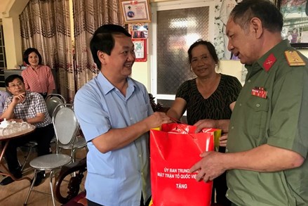 Phó Chủ tịch - Tổng Thư ký Hầu A Lềnh thăm và tặng quà người có công tại Lào Cai 