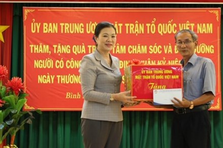 Phó Chủ tịch Trương Thị Ngọc Ánh thăm, tặng quà người có công tỉnh Bình Định