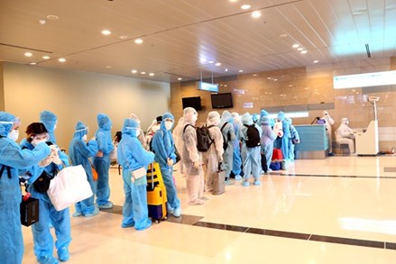 Cần Thơ kiểm soát y tế 240 hành khách về từ Singapore