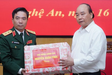 Thủ tướng Nguyễn Xuân Phúc: Đoàn công tác Quân khu 4 dũng cảm hy sinh để cứu dân