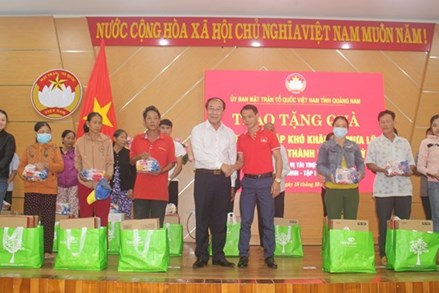 Mặt trận tỉnh Quảng Nam trao 100 suất quà cho bà con vùng lũ