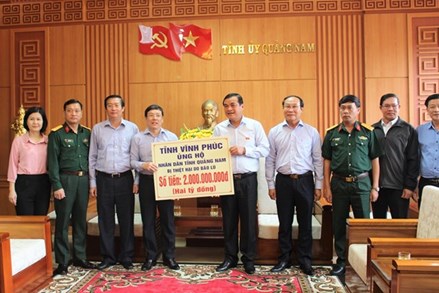Vĩnh Phúc trao 2 tỷ đồng hỗ trợ người dân Quảng Nam