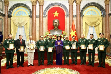 Phó Chủ tịch nước Đặng Thị Ngọc Thịnh tiếp Đoàn đại biểu Cựu chiến binh Trung đoàn 271 Quân khu Trị Thiên