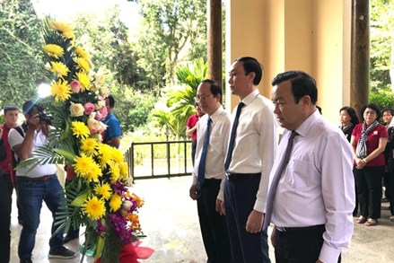 Phó Chủ tịch Phùng Khánh Tài dự lễ dâng hương kỷ niệm 60 năm thành lập Mặt trận dân tộc giải phóng miền Nam Việt Nam