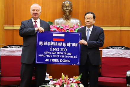 Đại sứ quán Liên bang Nga tại Việt Nam trao ủng hộ đồng bào các tỉnh miền Trung