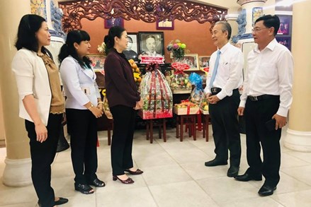 Phó Chủ tịch Trương Thị Ngọc Ánh dâng hương tưởng niệm cố Luật sư Nguyễn Hữu Thọ 