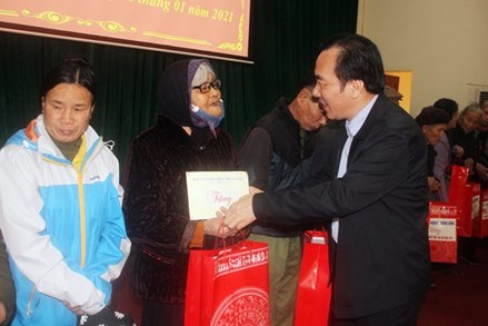 Phó Chủ tịch Ngô Sách Thực tặng quà hộ nghèo, gia đình chính sách tại tỉnh Thái Nguyên