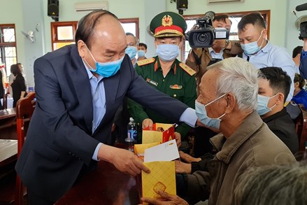 Thủ tướng Nguyễn Xuân Phúc thăm gia đình chính sách và hộ nghèo huyện Quế Sơn, tỉnh Quảng Nam