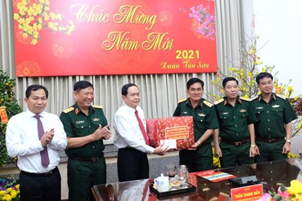 Chủ tịch Trần Thanh Mẫn thăm, chúc Tết Bộ Tư lệnh Quân khu 9 