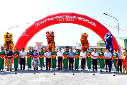 Chủ tịch Trần Thanh Mẫn dự lễ khánh thành nhà máy điện mặt trời đầu tiên tại tỉnh Hậu Giang