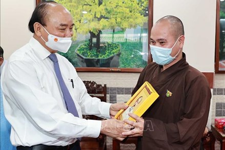 Chủ tịch nước Nguyễn Xuân Phúc tiếp các chức sắc tôn giáo huyện Hóc Môn 