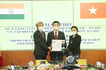 Việt Nam trao tặng 100 máy thở cho nhân dân Ấn Độ 
