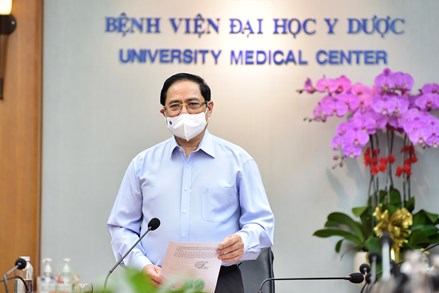 Thủ tướng Phạm Minh Chính động viên đội ngũ y bác sĩ ở tuyến đầu chống dịch