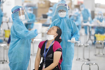 Phát hiện hơn 300 công nhân ở Bắc Giang dương tính với SARS-CoV-2, Bộ Y tế họp khẩn 