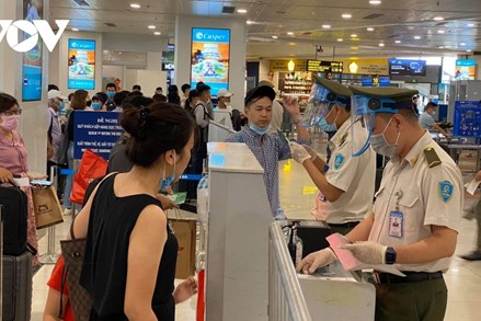 Tạm dừng nhập cảnh hành khách tại sân bay Nội Bài, Tân Sơn Nhất 