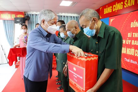 Chủ tịch Đỗ Văn Chiến thăm, tặng quà gia đình chính sách tại tỉnh Thái Bình