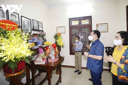 Chủ tịch Quốc hội Vương Đình Huệ thắp hương tưởng niệm đồng chí Lê Quang Đạo