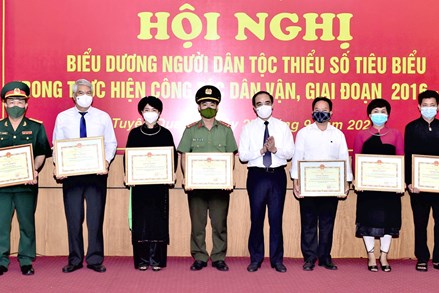 Biểu dương người dân tộc thiểu số tiêu biểu về dân vận ở Tuyên Quang 