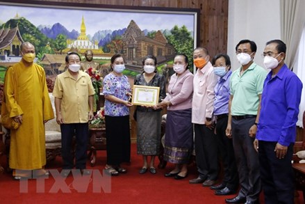 Chư tăng ni, Phật tử Việt Nam tại Lào cùng nhân dân nước sở tại chống dịch
