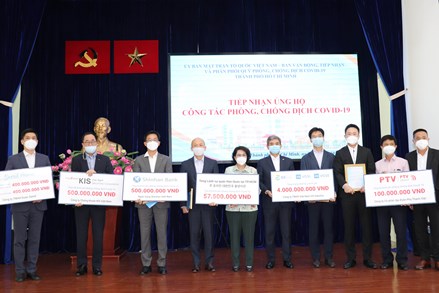 Thành phố Hồ Chí Minh tiếp nhận gần 6 tỷ đồng kinh phí, trang thiết bị phòng chống dịch