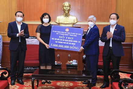 UBTƯ MTTQ Việt Nam trao số tiền 5 tỷ đồng hỗ trợ trẻ em mồ côi do dịch bệnh tại thành phố Hồ Chí Minh