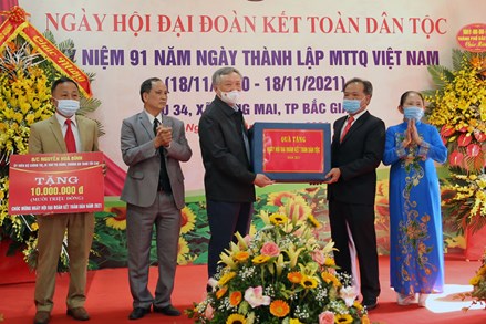 Chánh án TAND Tối cao Nguyễn Hoà Bình dự Ngày hội đại đoàn kết tại TP Bắc Giang