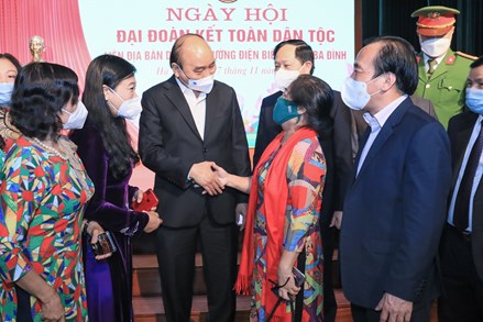 Chủ tịch nước Nguyễn Xuân Phúc dự Ngày hội Đại đoàn kết với Nhân dân phường Điện Biên