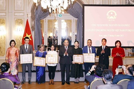 Chủ tịch nước Nguyễn Xuân Phúc gặp gỡ cộng đồng người Việt Nam tại Thụy Sĩ