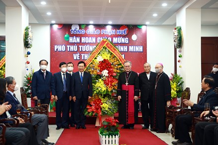 Phó Thủ tướng Thường trực Phạm Bình Minh chúc mừng Giáng sinh tại Thừa Thiên Huế