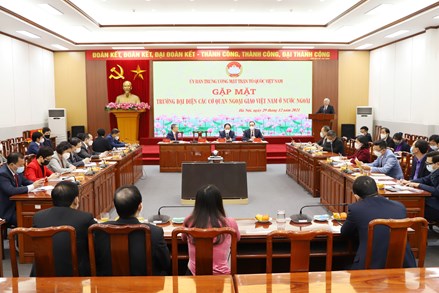 UBTƯ MTTQ Việt Nam gặp mặt Trưởng đại diện các cơ quan ngoại giao Việt Nam ở nước ngoài