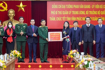 Bộ trưởng Bộ Quốc phòng Phan Văn Giang thăm, chúc Tết tại Vĩnh Phúc
