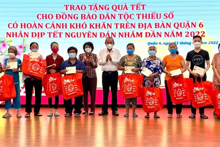 Thành phố Hồ Chí Minh: Tặng 400 suất quà cho đồng bào dân tộc thiểu số khó khăn tại quận 6