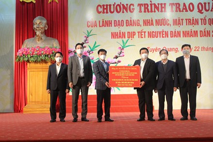 Giám đốc Học viện Chính trị quốc gia Hồ Chí Minh thăm, tặng quà Tết tại Tuyên Quang