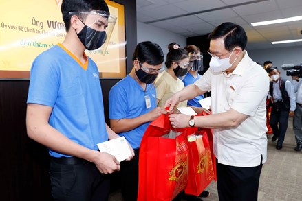 Chủ tịch Quốc hội Vương Đình Huệ thăm, tặng quà công nhân tại tỉnh Bình Dương 