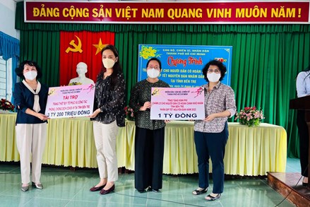 MTTQ thành phố Hồ Chí Minh trao quà cho hộ nghèo tại hai tỉnh Bến Tre và Vĩnh Long