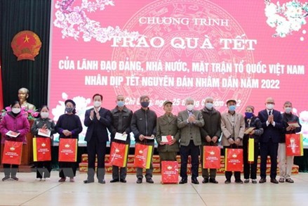 Chủ tịch Ủy ban Trung ương MTTQ Việt Nam tặng quà tết tại tỉnh Lạng Sơn