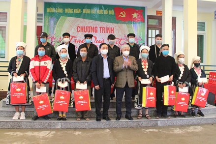 Chủ tịch Ủy ban Trung ương MTTQ Việt Nam Đỗ Văn Chiến thăm, tặng quà Tết tại Cao Bằng