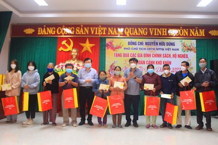 Phó Chủ tịch Nguyễn Hữu Dũng thăm và tặng quà Tết cho người nghèo tại Quảng Trị